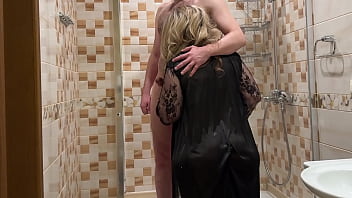 Sexo en el baño. Madrastra